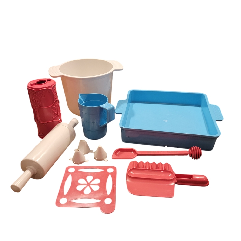 Hasbro Toys | Now You’re Cooking Cookies and Cake Bakeware
